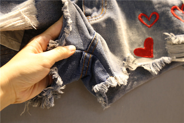 Blugi scurti de dama cu broderie model Slim