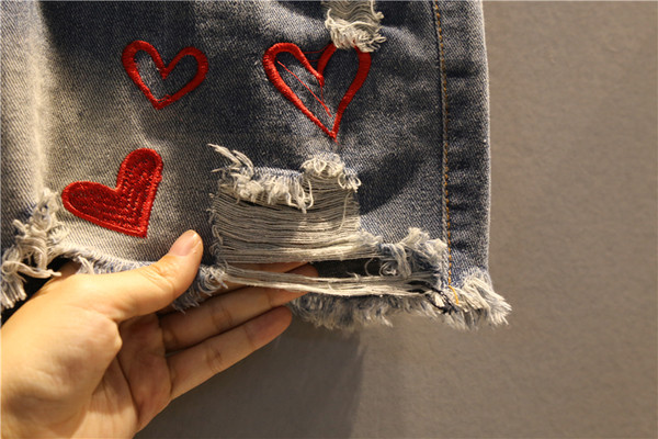 Blugi scurti de dama cu broderie model Slim