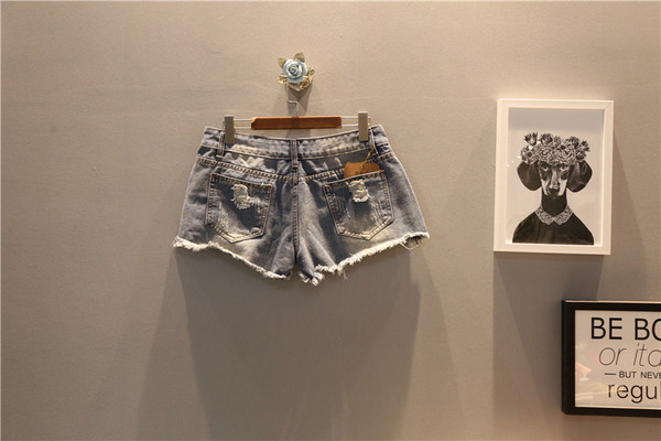 Blugi scurti de dama cu broderie model Slim