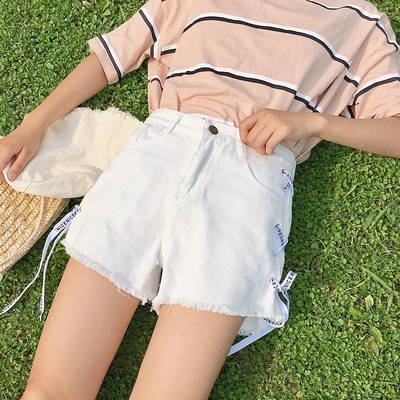 Σύντομα γυναικεία τζιν με διακοσμητική μπορδούρα