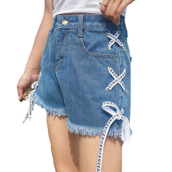 Σύντομα γυναικεία τζιν με διακοσμητική μπορδούρα