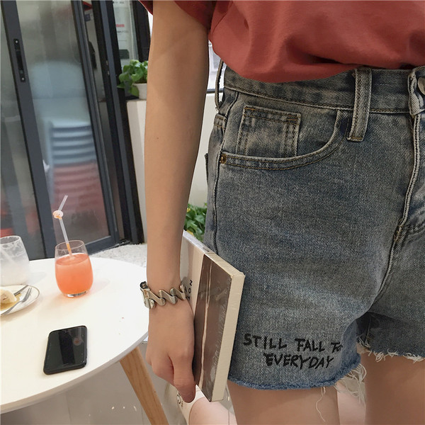 Blugi scurti de dama cu talie inalta si inscriptionare