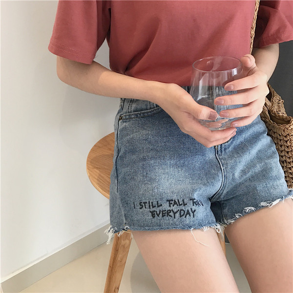 Blugi scurti de dama cu talie inalta si inscriptionare