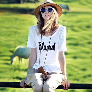 Tricou largi de damă cu o inscripție de diferite culori