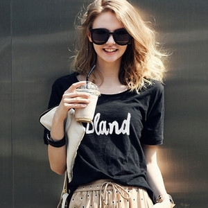 Tricou largi de damă cu o inscripție de diferite culori