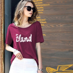 Tricou largi de damă cu o inscripție de diferite culori