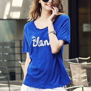 Tricou largi de damă cu o inscripție de diferite culori