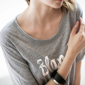 Tricou largi de damă cu o inscripție de diferite culori