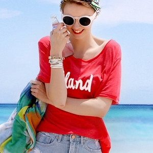 Tricou largi de damă cu o inscripție de diferite culori