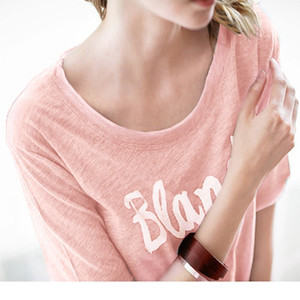 Tricou largi de damă cu o inscripție de diferite culori