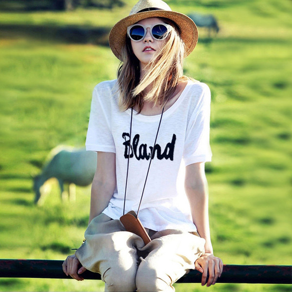 Tricou largi de damă cu o inscripție de diferite culori