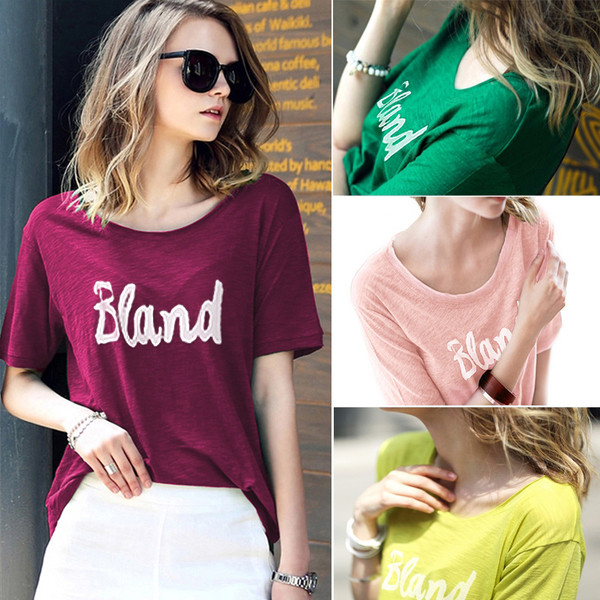 Tricou largi de damă cu o inscripție de diferite culori