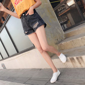 Blugi scurti rupti cu talie inalta intr-o culoare inchisa