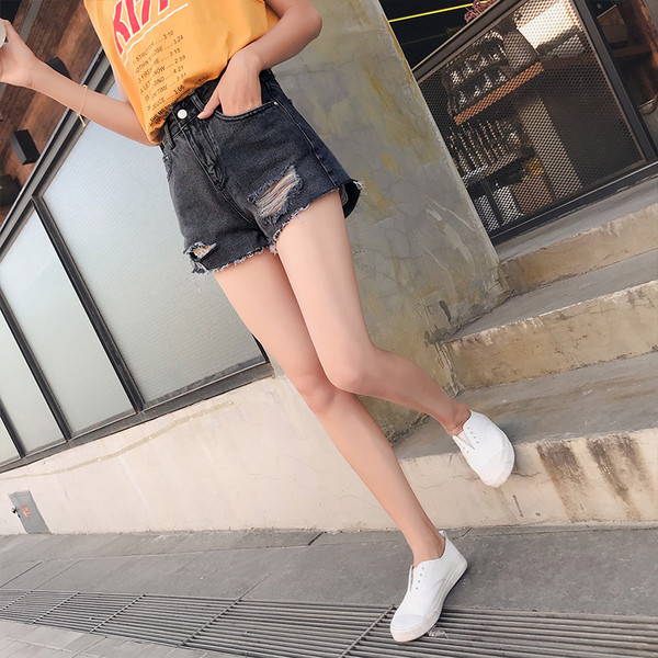 Blugi scurti rupti cu talie inalta intr-o culoare inchisa