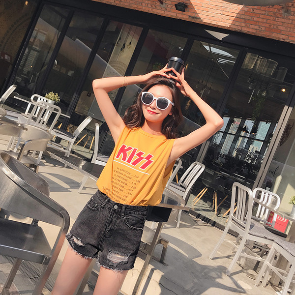 Blugi scurti rupti cu talie inalta intr-o culoare inchisa