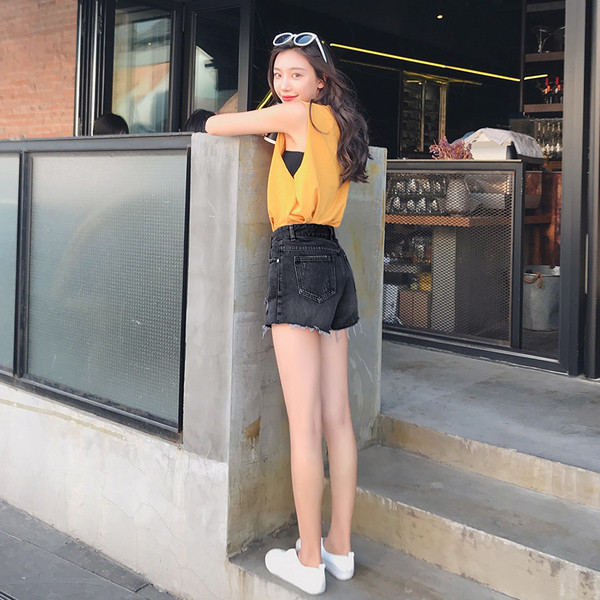 Blugi scurti rupti cu talie inalta intr-o culoare inchisa