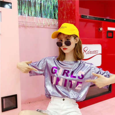 Γυναικείο μπλουζάκι σε ανοιχτό χρώμα με επιγραφή