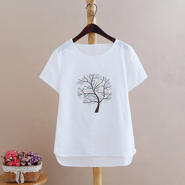 Дамска тениска в бял цвят с различни орнаменти