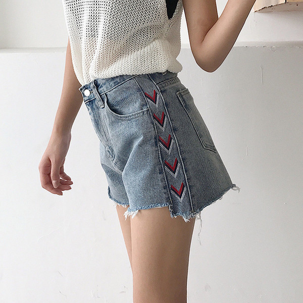 Blugi scurti de dama cu broderie si talie inalta