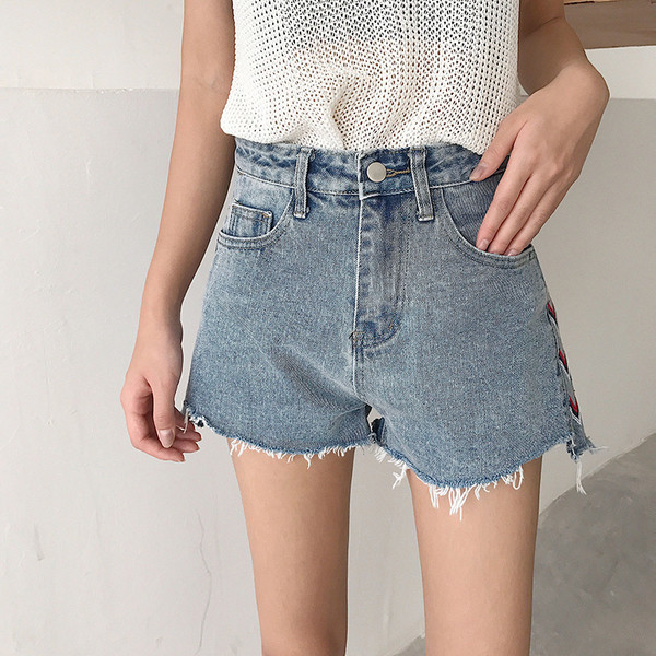 Blugi scurti de dama cu broderie si talie inalta