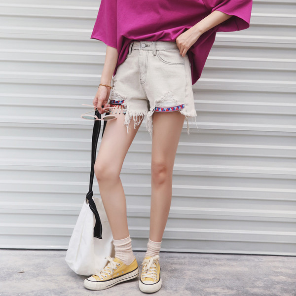 Разкъсани дамски къси дънки с цветни елементи