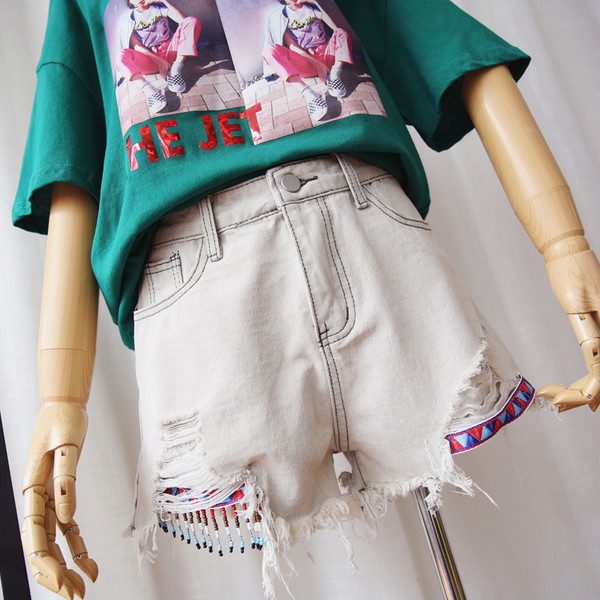 Разкъсани дамски къси дънки с цветни елементи