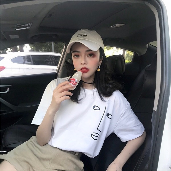 Tricou de damă în patru culori cu aplicație și inscripție