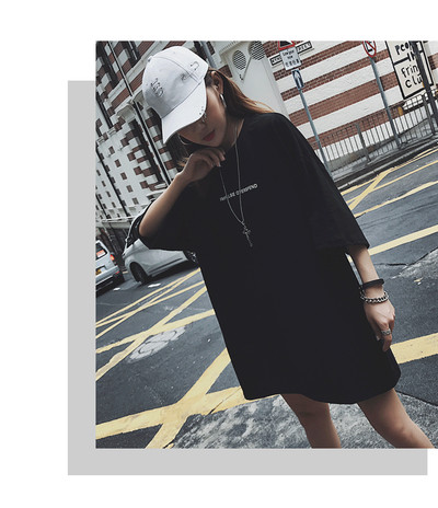 Γυναικείο ελεύθερο χιτώνα με επιγραφές σε μαύρο χρώμα