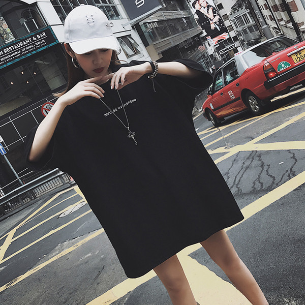 Γυναικείο ελεύθερο χιτώνα με επιγραφές σε μαύρο χρώμα