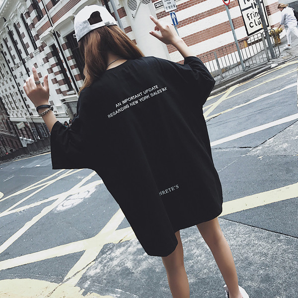 Γυναικείο ελεύθερο χιτώνα με επιγραφές σε μαύρο χρώμα