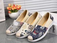 Γυναικεία μοκασίνια σε διάφορα σχέδια και χρώματα