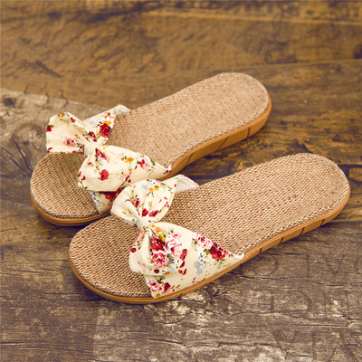 Γυναικείες παντόφλες σε διαφορετικά σχέδια με κορδέλα