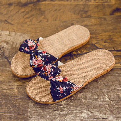 Γυναικείες παντόφλες σε διαφορετικά σχέδια με κορδέλα