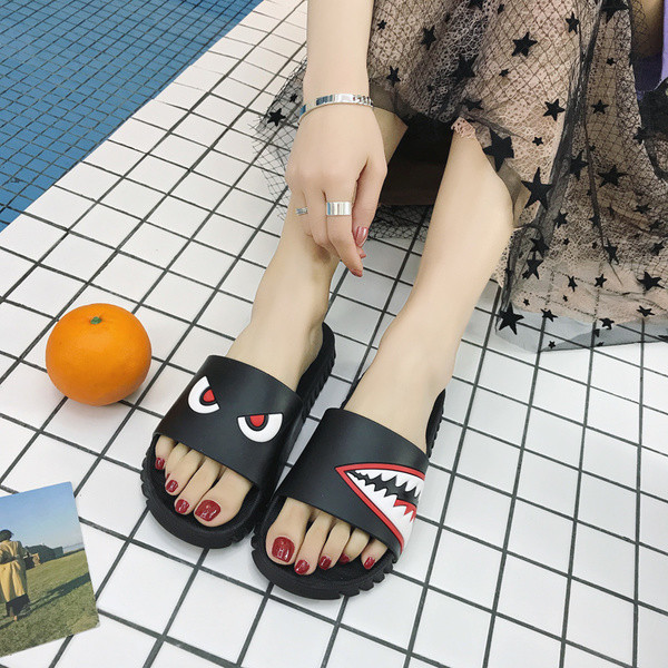 Alkalmi, rátéttel ellátott papucs férfiak és nők számára