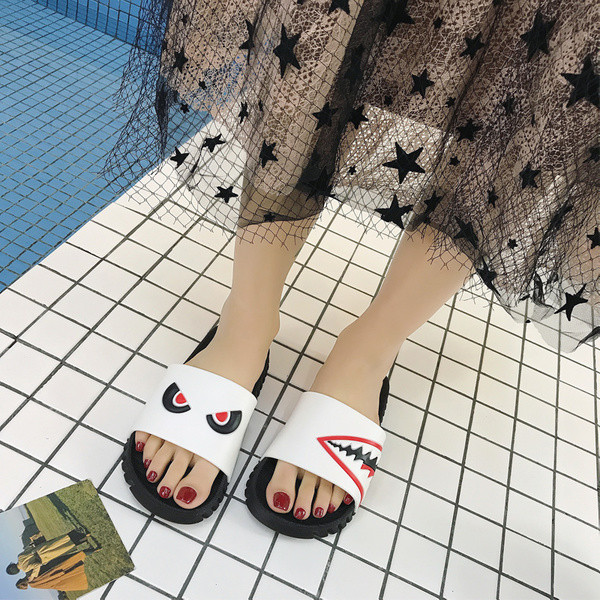 Alkalmi, rátéttel ellátott papucs férfiak és nők számára