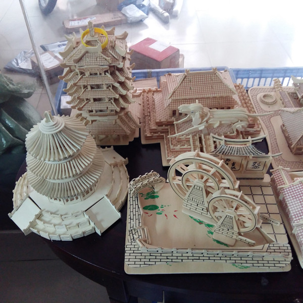 Nagyméretű fa háromdimenziós puzzle több modellben