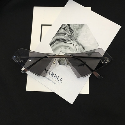 Дамски слънчеви очила в екстравагантна форма