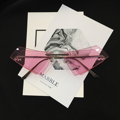 Дамски слънчеви очила в екстравагантна форма