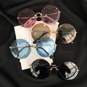 Ochelari de soare rotunzi moderni pentru femei