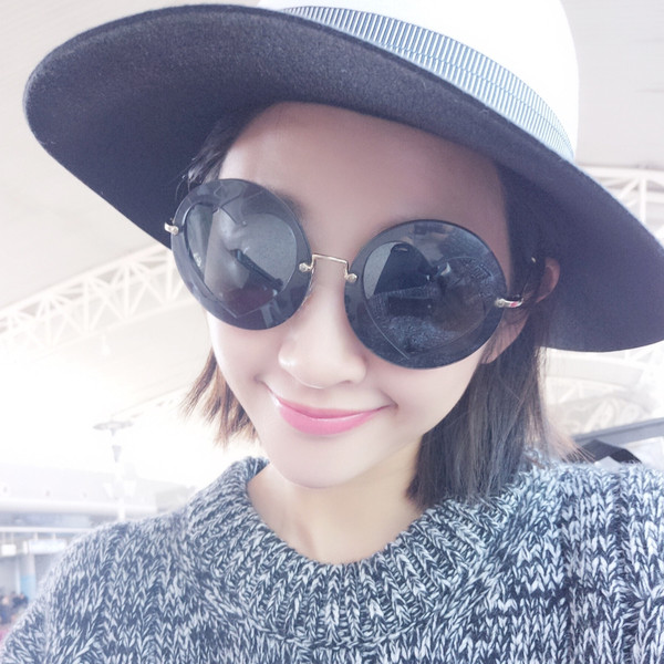 Ochelari de soare rotunzi moderni pentru femei