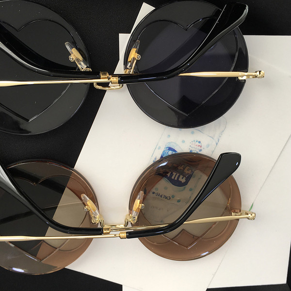 Ochelari de soare rotunzi moderni pentru femei