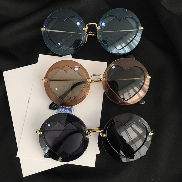 Ochelari de soare rotunzi moderni pentru femei