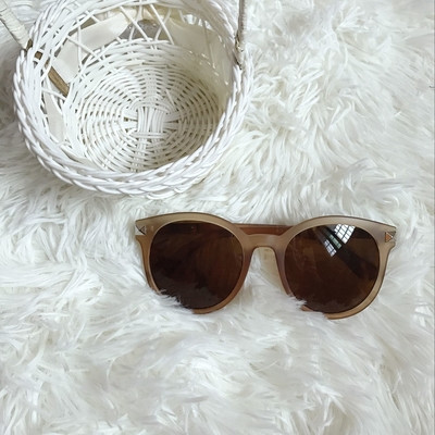 Κομψά γυναικεία γυαλιά ηλίου σε καφέ χρώμα