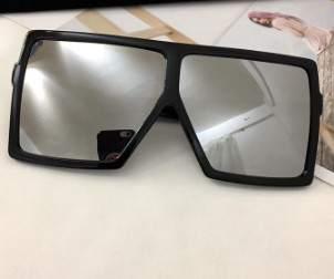 Ochelari de soare moderni în formă pătrată și culori diferite