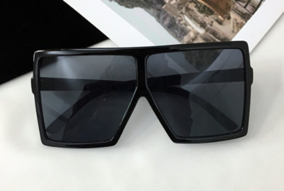 Ochelari de soare moderni în formă pătrată și culori diferite