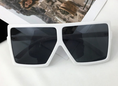 Ochelari de soare moderni în formă pătrată și culori diferite