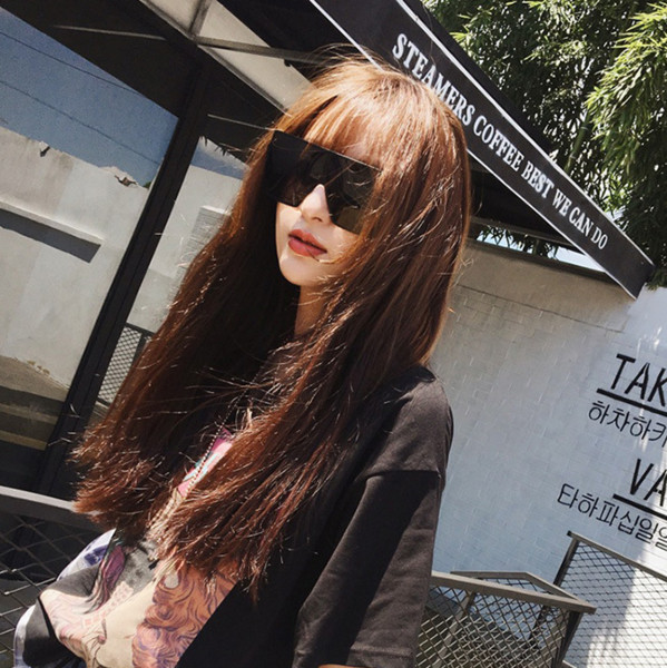 Ochelari de soare moderni în formă pătrată și culori diferite