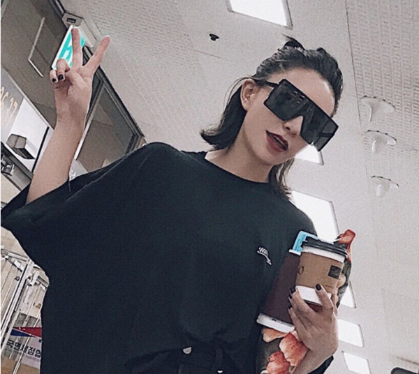 Ochelari de soare moderni în formă pătrată și culori diferite