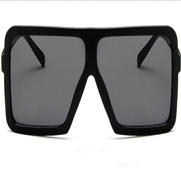 Ochelari de soare moderni în formă pătrată și culori diferite