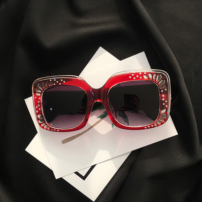 Ochelari de soare de dama in forma patrata cu decor